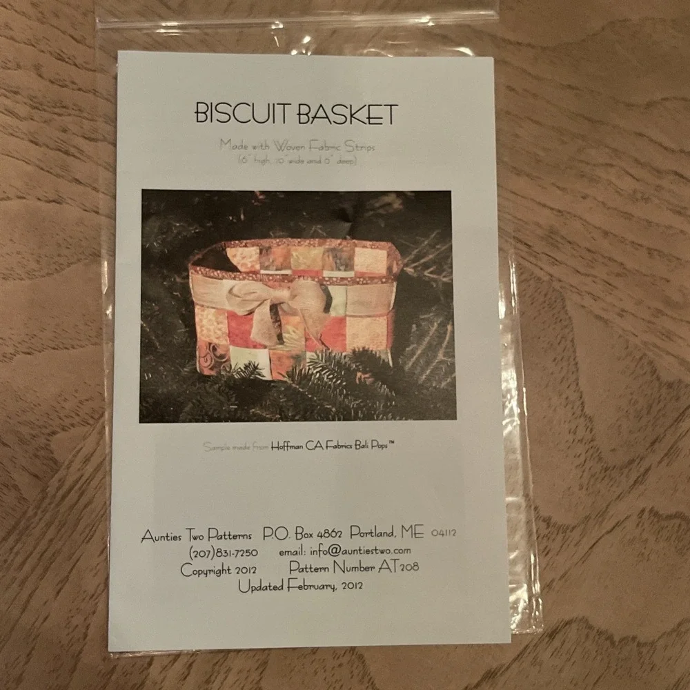 Aunties Two Patterns Biscuit Basket‎ Made With Woven Fabric Strips quilt pattern